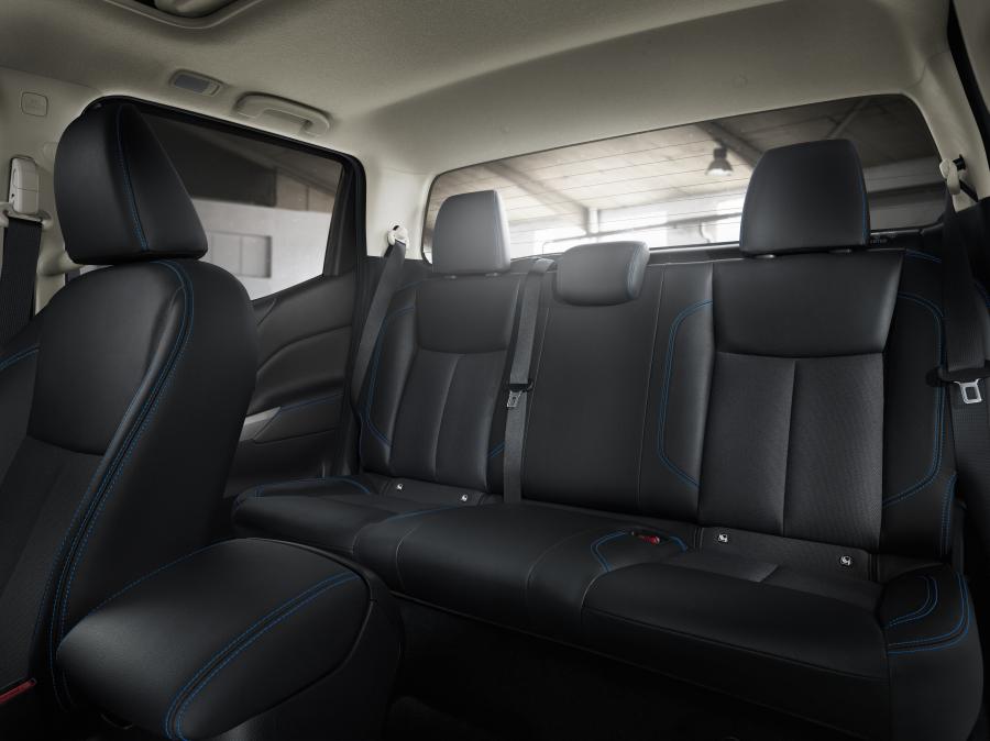 Интерьер Nissan Navara N-Guard Double Cab 2020 года  (EU) (фото 3 из 5)